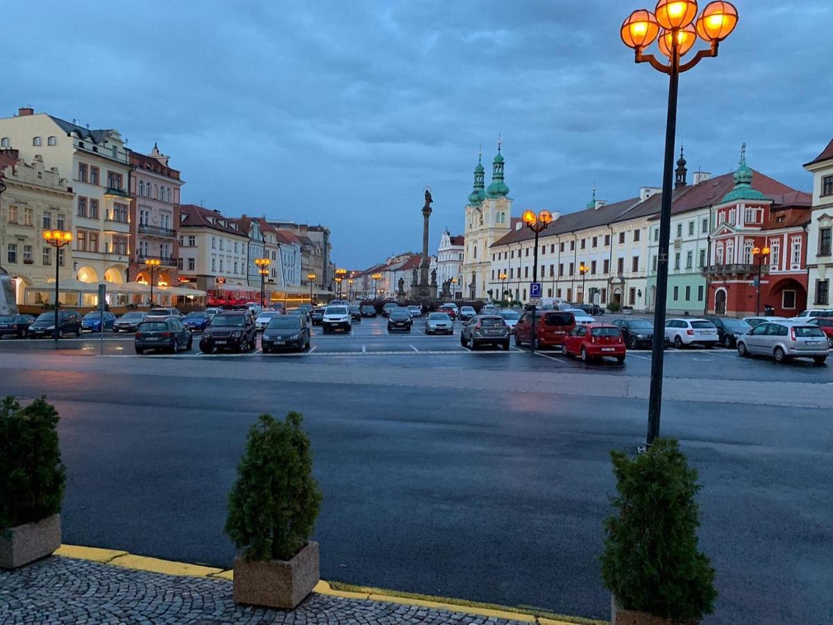 Apartman V Centru Na Velkem Namesti Hradec Králové Eksteriør billede