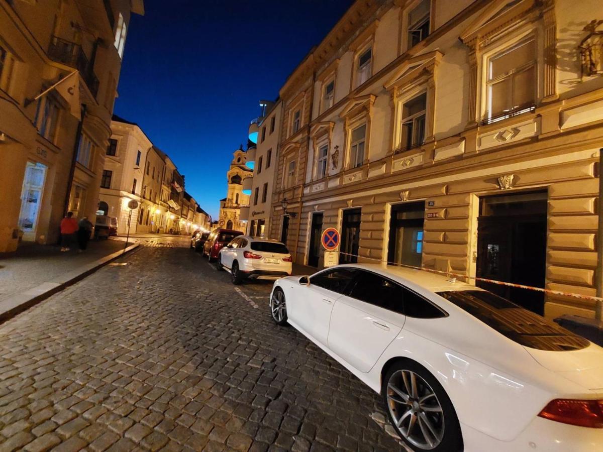 Apartman V Centru Na Velkem Namesti Hradec Králové Eksteriør billede